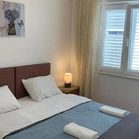 2 - Double With Shared Bathroom 1 - 5 *